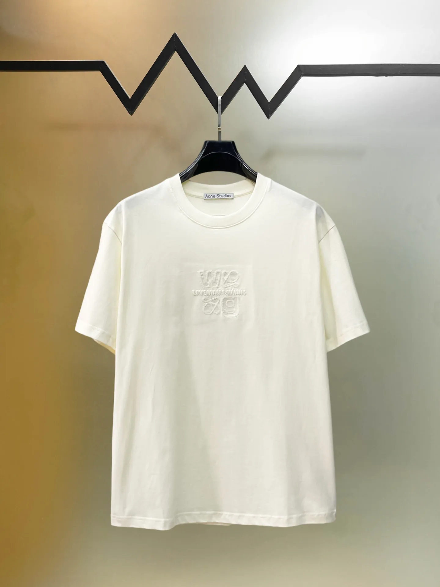 Balenciaga's high-end top-quality products 🐮2026 Spring and Summer New Arrival first counter, the latest New Arrival short-sleeved round neck T-shirt, Premium customized design, avant-garde and fashionable! Brand logo heavy craftsmanship design Premium customized 260g fabric. Soft to the touch. Comfortable to wear. Counter-level exquisite stitching. Fine workmanship. The upper body effect is incomparably handsome! A must-have item for men and women with the same style! Sizes: S~XXL When placing an order, please state your height and weight. The maximum wearing size is 210 pounds (one size larger)